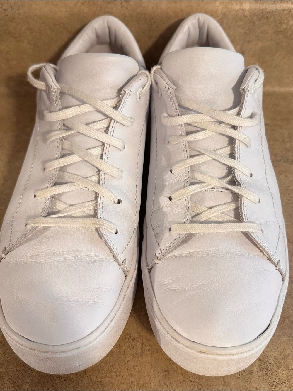 Men’s Toms White Leather Sneakers with Silver Embroidered Logo Size 10